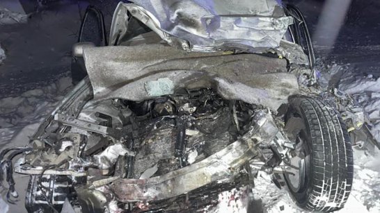 В Горном районе в результате столкновения автомобиля с бензовозом пострадали два человека