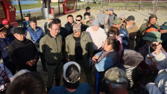Глава Якутии встретился с жителями пострадавших от паводка сёл в Оймяконском районе