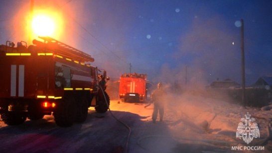 В Якутске пожарные спасли частный дом