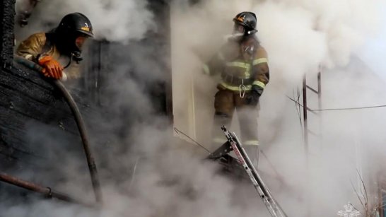 Свыше 50 пожарных ликвидировали возгорание в жилом доме в Якутске