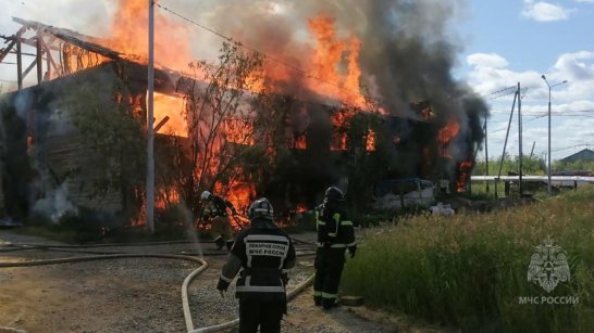 В Якутске ведется ликвидация пожара в расселенном доме по улице Лонгинова