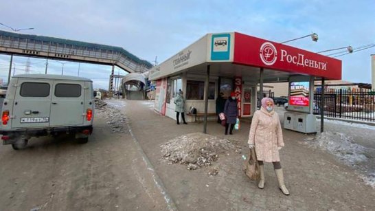 В Якутске устраняют недостатки дорожного полотна на автобусных остановках 