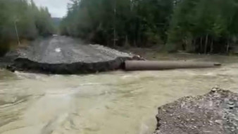 В Оймяконском районе участок автодороги "Оймякон" закрыт из-за размыва дорожного полотна