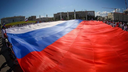 В Якутске развернули самый большой флаг России на Дальнем Востоке
