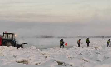 Ведутся работы по увеличению грузоподъемности ледовой переправы Хатассы – Павловск
