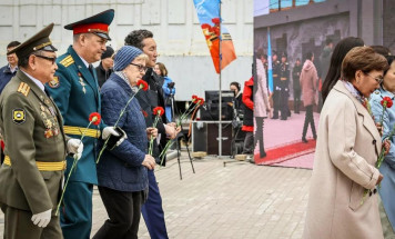 В Якутске возложили цветы к мемориальному комплексу "Солдат Туймаады"