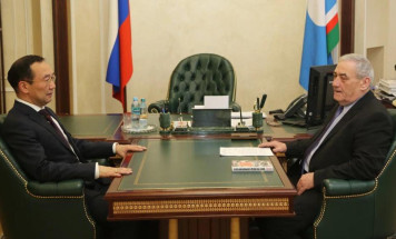 Транспортный и энергетический потенциалы региона обсудили на встрече Айсен Николаев и Вячеслав Штыров