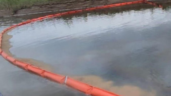 На реке Вилюй у села Верхневилюйск устраняют последствия утечки нефтепродуктов