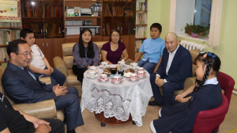 Глава Якутии встретился с семьёй Натальи Кемлиль в Нижнеколымском районе