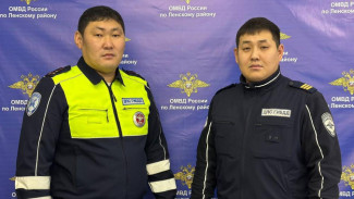 В Ленском районе полицейские спасли ребенка и троих жильцов многоквартирного дома при пожаре