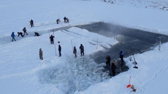 Сотрудники Окружной администрации Якутска доставили лёд семьям участников СВО