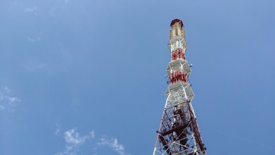 На телебашне в Якутске проводятся работы по окраске конструкций