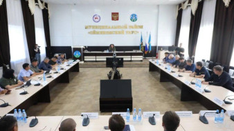 Глава Якутии провёл выездное совещание по ликвидации последствий паводка в Оймяконском и Абыйском районах