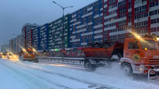 В Якутске устраняют последствия снегопада
