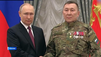 Президент России Владимир Путин вручил золотую медаль Героя России командиру добровольческого отряда "Боотур" Александру Колесову 