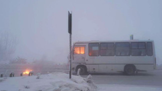 В Якутске пожарные спасли горящий автобус