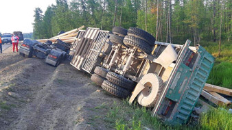 В Вилюйском районе произошло опрокидывание грузовика. Водитель погиб на месте происшествия.