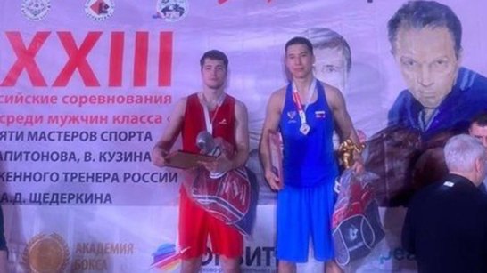 Якутянин победил чемпиона России и призера мира в турнире класса "А" по боксу в полуфинале