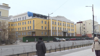 Дьокуускайга 1 нүөмэрдээх оскуола дьиэтин тутуута бүтэр уһугар тиийэн эрэр