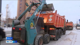 Снегопады и гололёд. На улицах Якутска работают бригады коммунальщиков