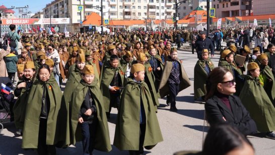 В Якутске прошло торжественное шествие школ - "Гордимся славою героев"