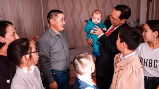 Глава Якутии указал на приоритетность бюджетных обязательств перед многодетными семьями
