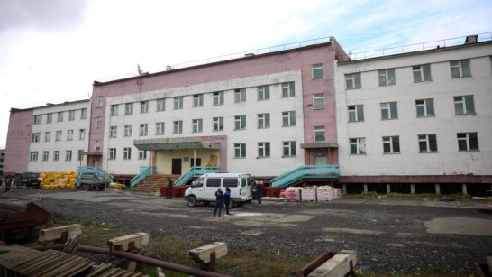 Глава Якутии Айсен Николаев ознакомился с ходом работ в Арктической гимназии Булунского района
