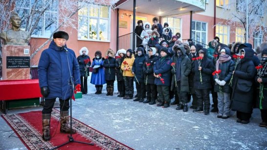 В Якутске состоялась церемония возложения цветов к памятнику Федора Попова