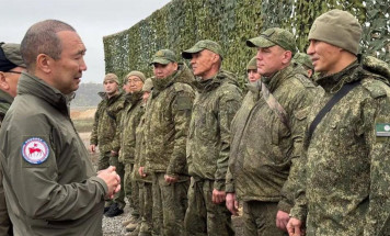 Айсен Николаев в зоне СВО передал бойцам из Якутии технику и оборудование