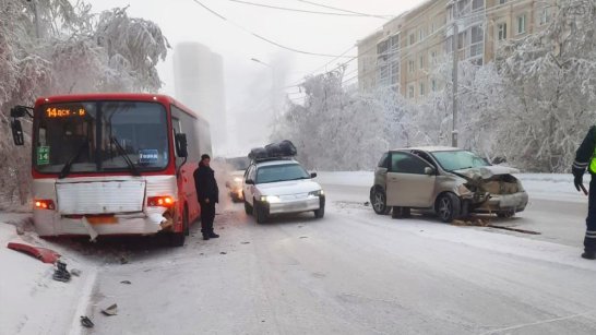 В Якутске произошло ДТП с участием маршрутного автобуса