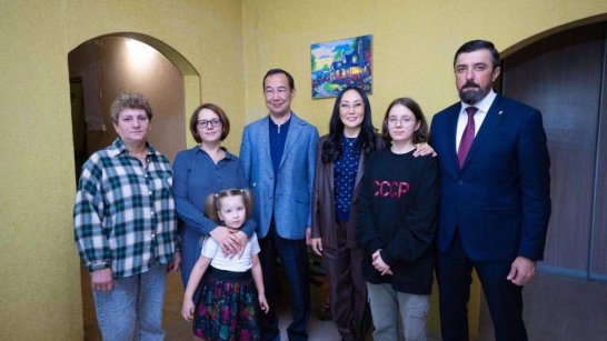 Глава Якутии Айсен Николаев навестил семью участника СВО из Нерюнгри