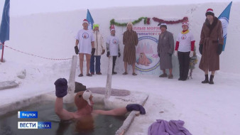 Якутские моржи совершили предновогодний заплыв