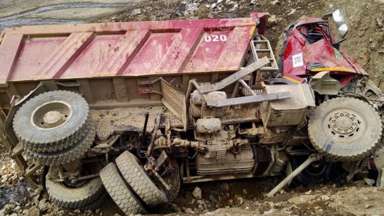 В Алданском районе при падении грузовика в карьер погиб работник предприятия