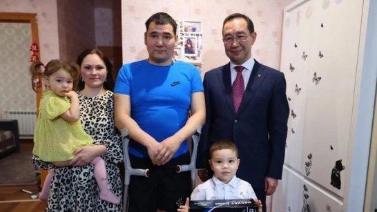 Глава Якутии навестил участника спецоперации в Кобяйском районе