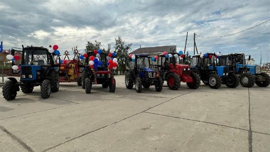 В Намском районе сельхозпроизводители получили 10 тракторов и другую спецтехнику