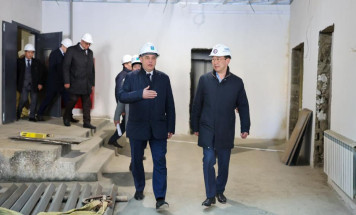 Айсен Николаев осмотрел строительные площадки крупных социальных объектов в Мирном