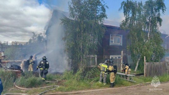 55 пожарных задействованы на тушении жилого дома в Якутске