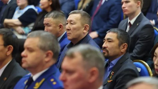 В оглашении Послания Главы Якутии принимают участие Герои России