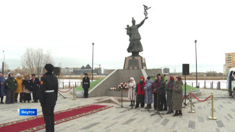 В Якутске состоялась торжественная церемония возложения цветов к памятнику матери