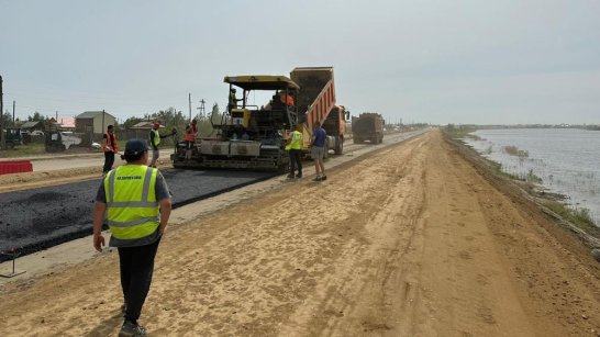 В Якутске продолжается укладка асфальта на автодороге "Нам"