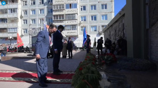 Сергей Кравцов и Айсен Николаев возложили цветы к мемориальному комплексу "Солдат Туймаады"