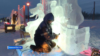 Ледовые скульптуры украсили площадь станции Нижний Бестях