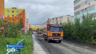 Дорожники меняют асфальт на одной из главных улиц поселка Айхал Мирнинского района
