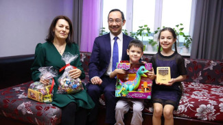 Айсен Николаев исполнил новогодние желания детей участника СВО