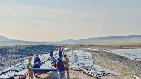 В Булунском районе экологи ведут работы по устранению утечки воды из питьевого озера