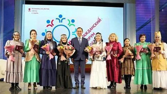 Многодетные матери Якутии награждены Знаками "Материнская слава"