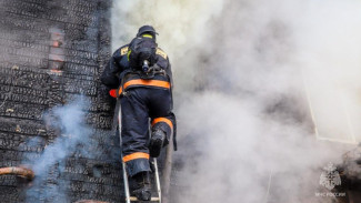 В Якутске огнеборцы спасли человека во время пожара в жилом доме