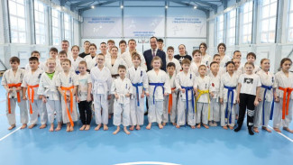 Айсен Николаев посетил модульный спортивный зал в Алданской гимназии